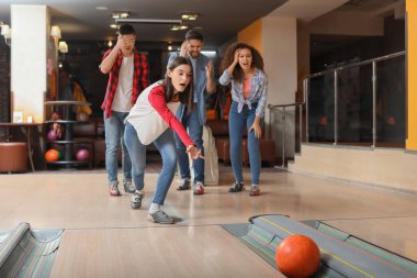 Kulüpte bowling oynayan arkadaşlar
