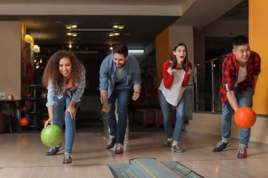 Kulüpte bowling oynayan arkadaşlar