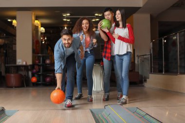 Kulüpte bowling oynayan arkadaşlar