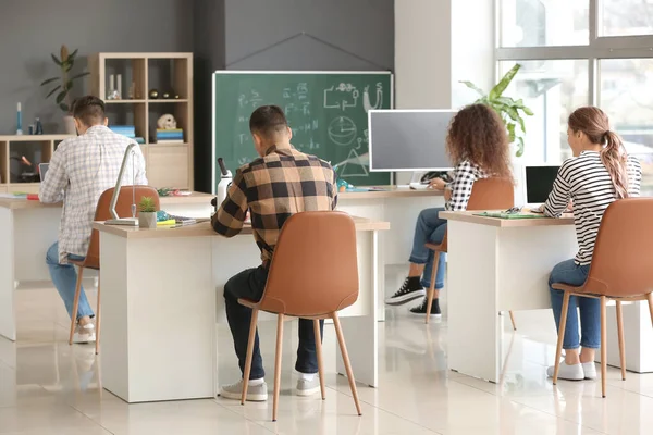 Young People Physics Lesson Classroom — Stock Photo, Image