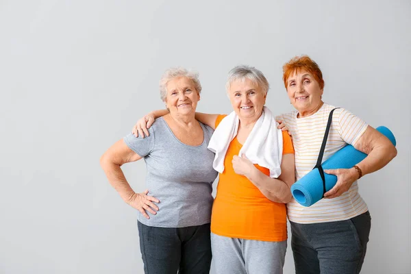 Glückliche Ältere Frauen Mit Yogamatte Auf Hellem Hintergrund — Stockfoto