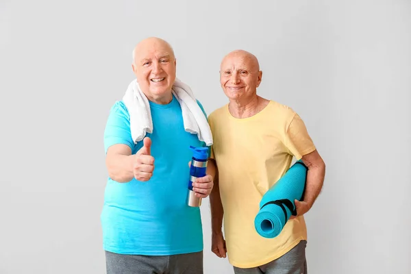 Sporty Elderly Men Yoga Mat Bottle Water Light Background — Stock Photo, Image