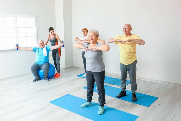 Elderly People Exercising Gym — Stockfoto