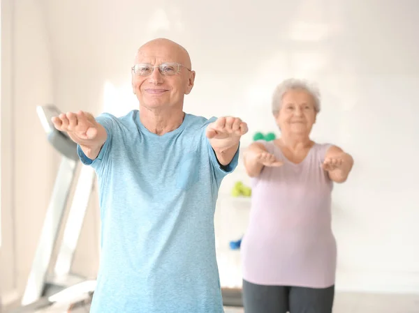 Elderly Man Exercising Gym — Stock Photo, Image