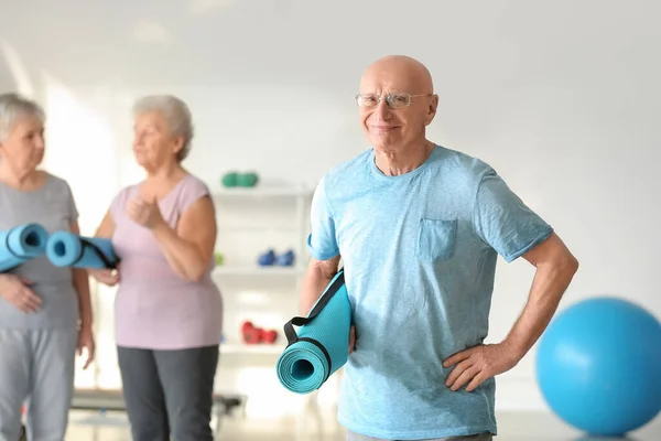 Oudere Man Met Yoga Mat Sportschool — Stockfoto