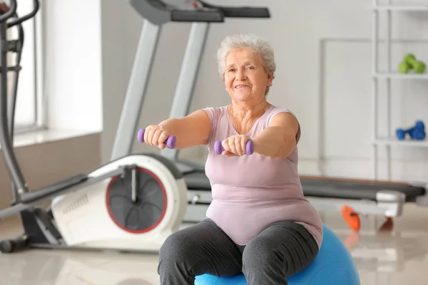 Elderly Woman Exercising Gym — Stock Photo, Image