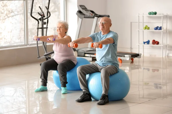Elderly Man Woman Exercising Gym — Stock Photo, Image