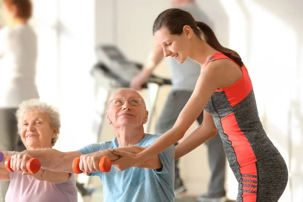 Junger Trainer Hilft Älterem Mann Beim Training Fitnessstudio — Stockfoto