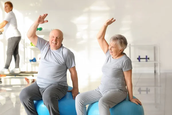 Starší Muž Žena Cvičení Tělocvičně — Stock fotografie