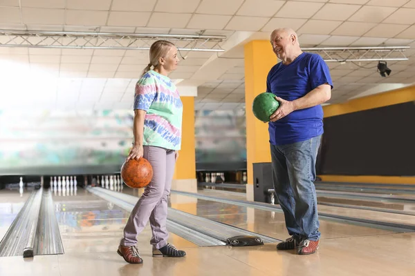 Senior Couple Playing Bowling Club — Stock Photo, Image