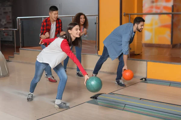 Kulüpte bowling oynayan arkadaşlar