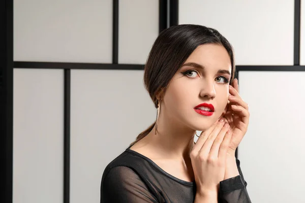 Ung Kvinna Med Vacker Makeup Grå Bakgrund — Stockfoto
