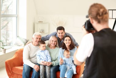 Stüdyoda ailesiyle çalışan bir fotoğrafçı.