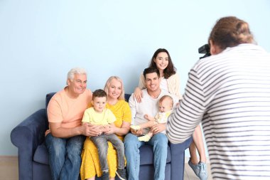 Stüdyoda ailesiyle çalışan bir fotoğrafçı.