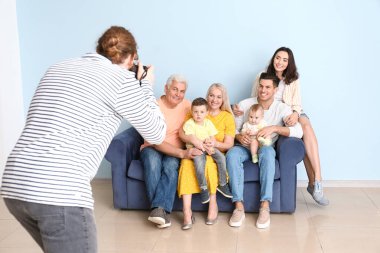 Stüdyoda ailesiyle çalışan bir fotoğrafçı.