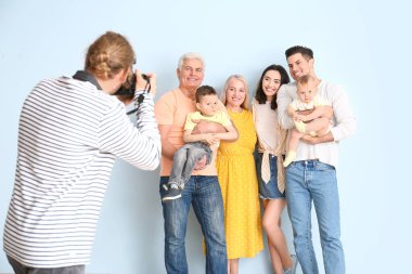 Stüdyoda ailesiyle çalışan bir fotoğrafçı.