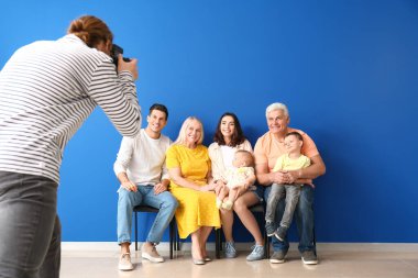 Stüdyoda ailesiyle çalışan bir fotoğrafçı.