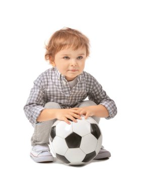 Beyaz arka planda futbol topu olan şirin bir çocuk.