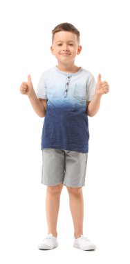 Başparmak-up jest beyaz arka plan üzerinde gösterilen sevimli küçük çocuk