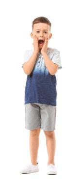 Beyaz arka planda küçük bir çocuk.