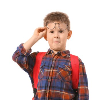 Beyaz arka planda sırt çantası olan küçük bir çocuk.