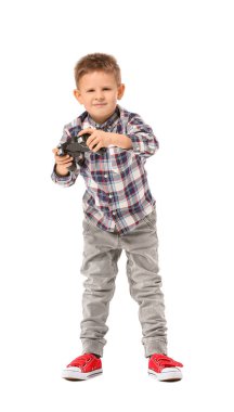 Beyaz arka planda video oyunu oynayan sevimli küçük çocuk.