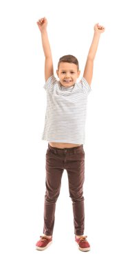 Beyaz arka planda sevimli, mutlu küçük bir çocuk.