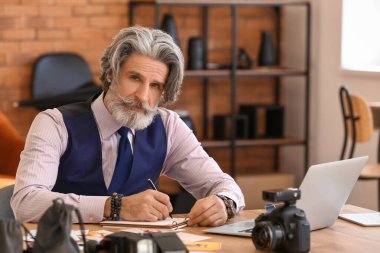 Stüdyoda çalışan kıdemli fotoğrafçı.