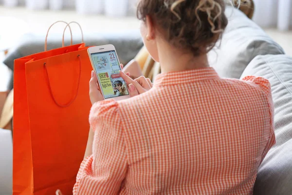 Hermosa Mujer Joven Utilizando Teléfono Móvil Para Las Compras Línea — Foto de Stock