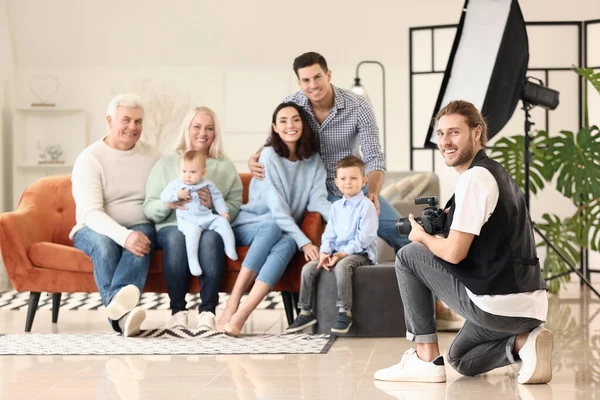 Fotógrafo Trabalhando Com Família Estúdio — Fotografia de Stock