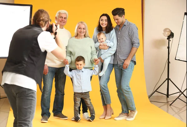 Photographer Working Family Studio — Stock Photo, Image