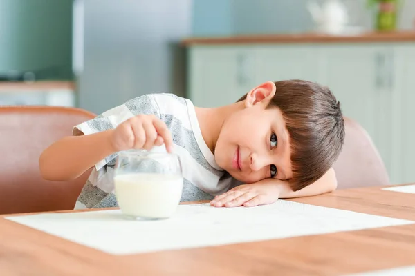 Mały Chłopiec Mlekiem Kuchni — Zdjęcie stockowe