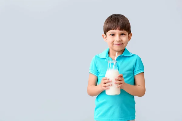 Kleine Jongen Met Melk Lichte Achtergrond — Stockfoto