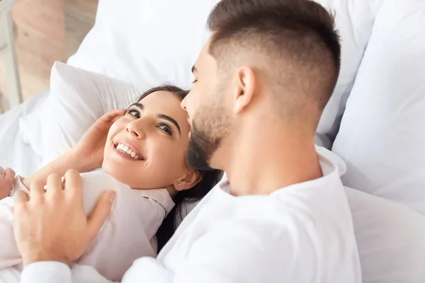 Feliz Jovem Casal Deitado Cama Casa — Fotografia de Stock