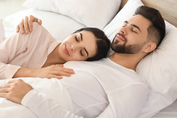 Junges Paar Schläft Hause Bett — Stockfoto