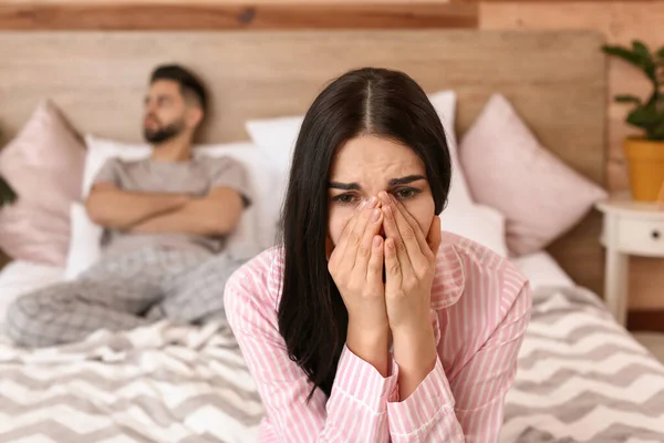 Triest Paar Ruzie Slaapkamer — Stockfoto