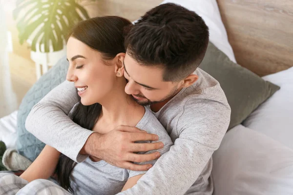 Feliz Joven Pareja Sentada Cama Casa — Foto de Stock