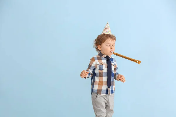 Menino Bonito Com Decoração Festa Fundo Cor — Fotografia de Stock