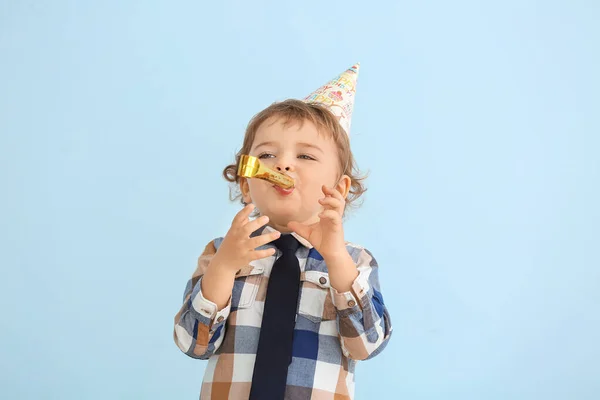 Roztomilý Chlapeček Party Výzdobou Barevném Pozadí — Stock fotografie
