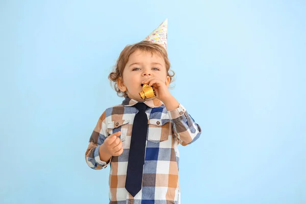Χαριτωμένο Μικρό Αγόρι Διακόσμηση Κόμμα Στο Φόντο Χρώμα — Φωτογραφία Αρχείου