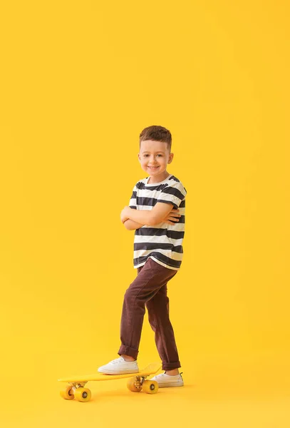 Mignon Petit Garçon Avec Planche Roulettes Sur Fond Couleur — Photo