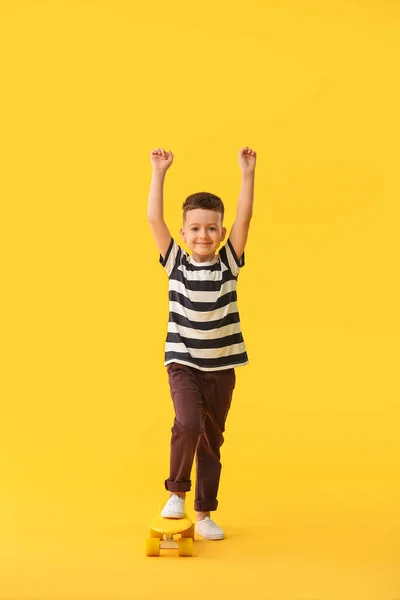 Lindo Niño Pequeño Con Monopatín Sobre Fondo Color — Foto de Stock