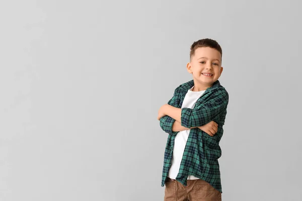 Lindo Niño Sobre Fondo Gris — Foto de Stock