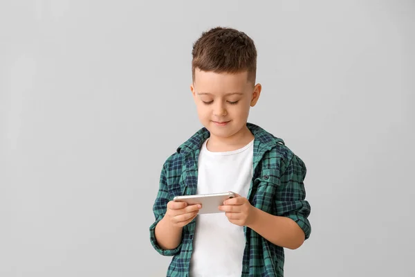 Leuke Kleine Jongen Met Mobiele Telefoon Grijze Achtergrond — Stockfoto