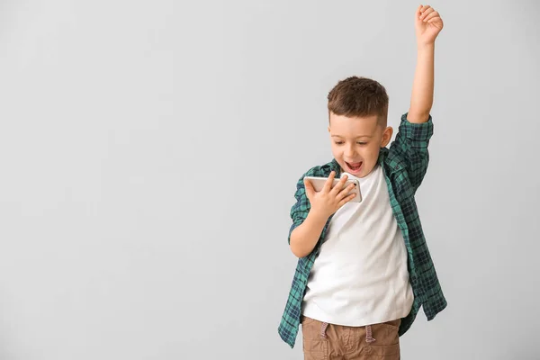 Menino Feliz Com Telefone Celular Fundo Cinza — Fotografia de Stock