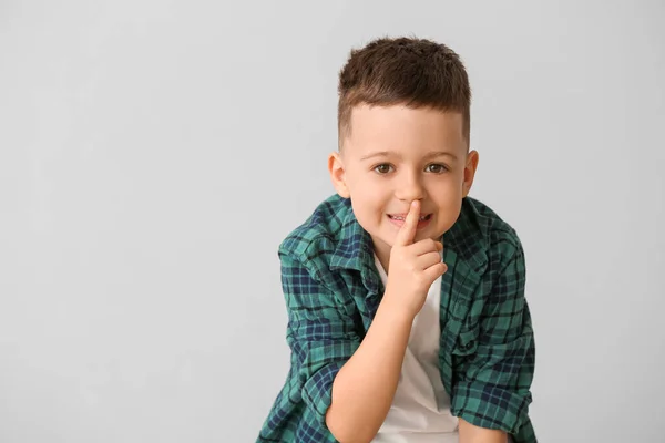 Lindo Niño Mostrando Gesto Silencio Sobre Fondo Gris — Foto de Stock