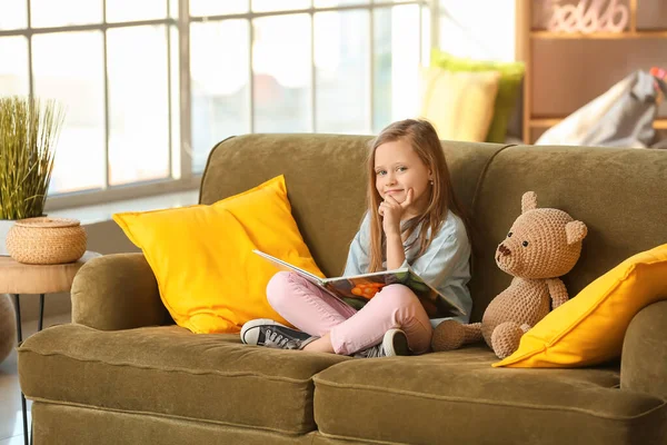 Söt Liten Flicka Läser Bok Soffan Hemma — Stockfoto