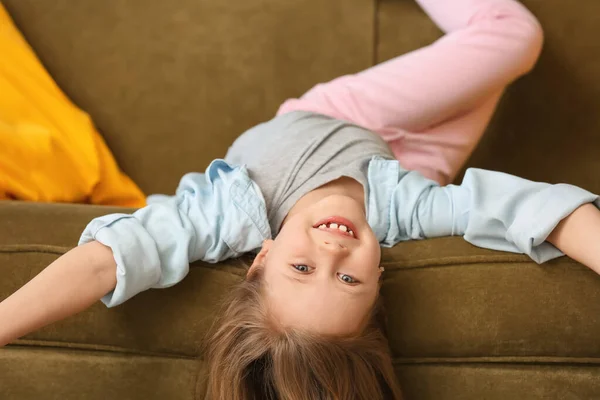 Menina Bonito Deitado Sofá Casa — Fotografia de Stock