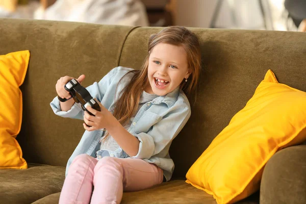 Evde Video Oyunu Oynayan Mutlu Küçük Kız — Stok fotoğraf
