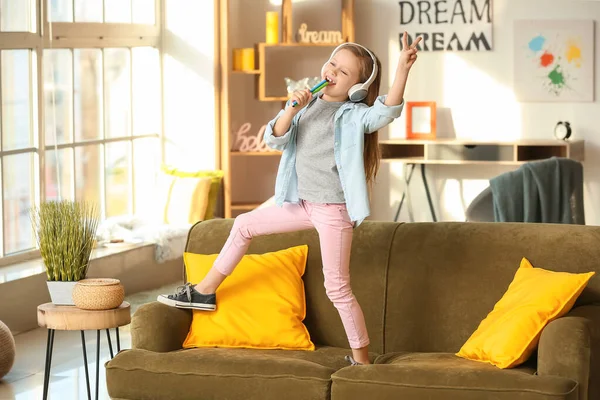 Happy Little Girl Listening Music Home — Stock Photo, Image